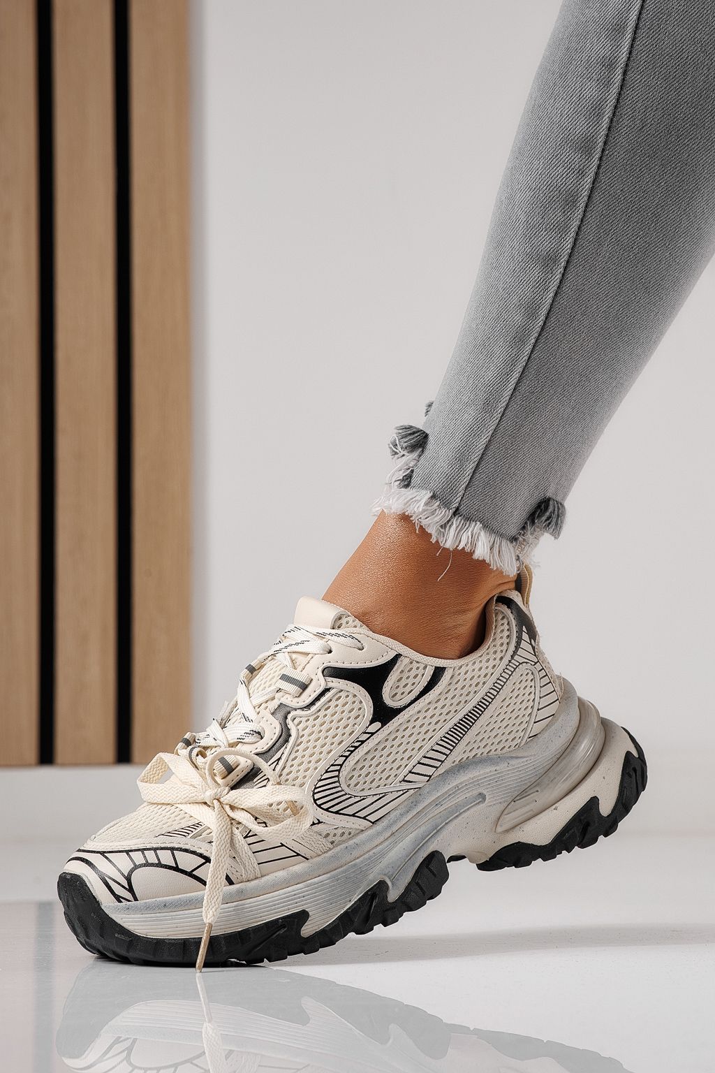 Дамски маратонки бежови от текстилен материал Laura #24143