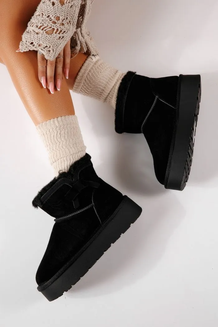 Къси дамски чизми, подплатени с пух тип UGG черни от обърната естествена кожа Roni #30638
