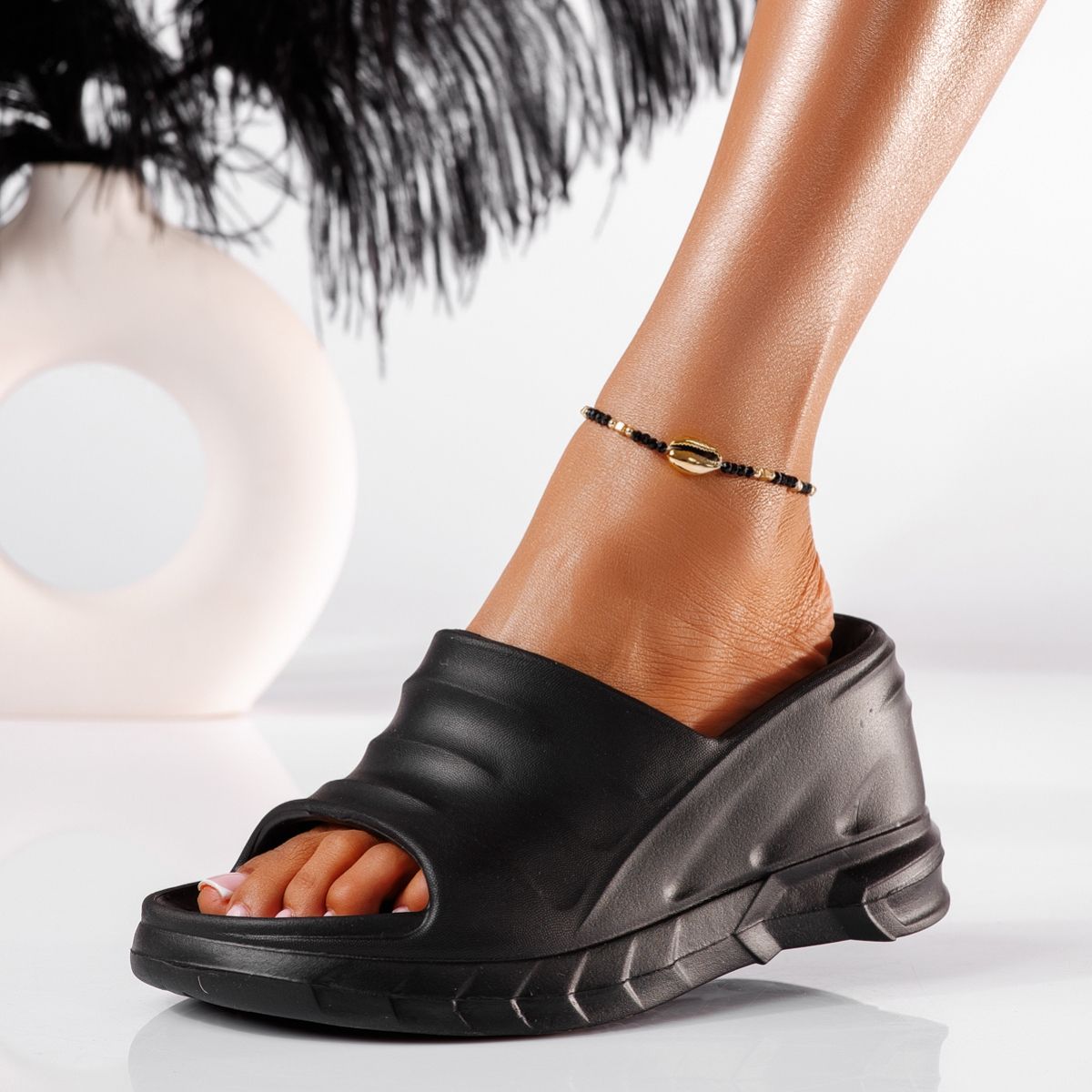Дамски чехли с платформа черни от синтетичен материал Irene #19906