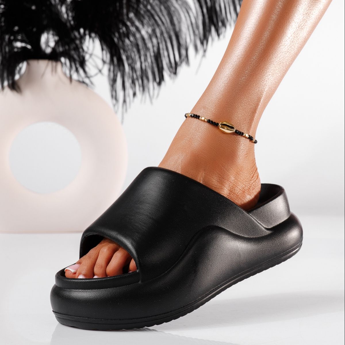 Дамски чехли с платформа черни от синтетичен материал Ellis #19900