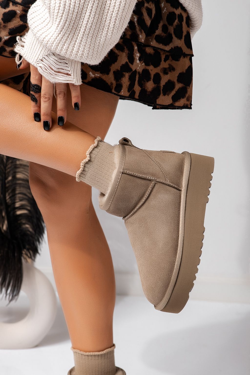 Къси дамски чизми одплатени с пух, тип UGG каки от обърната естествена кожа Brittany #22620