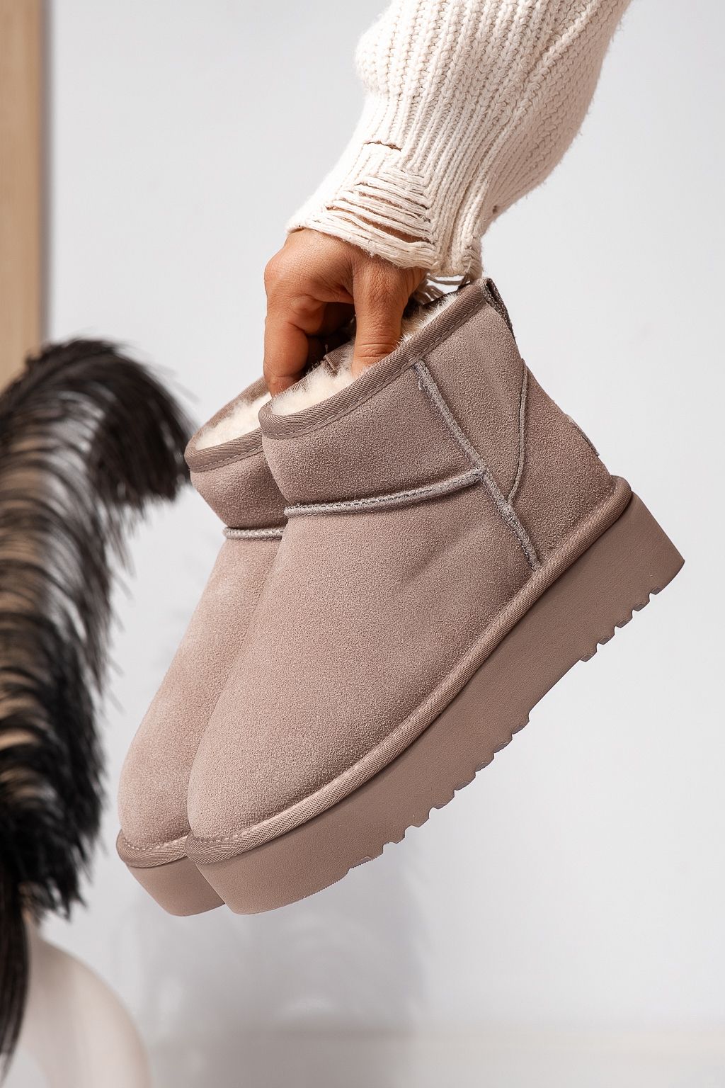 Къси дамски чизми одплатени с пух, тип UGG бежови от обърната естествена кожа Brittany #22621