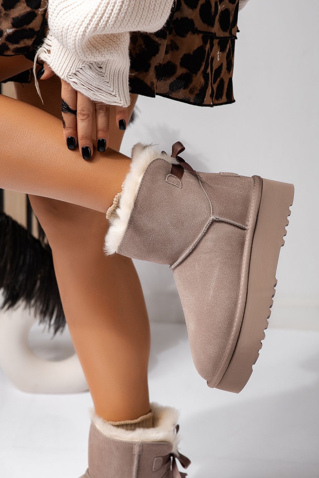Къси дамски чизми одплатени с пух, тип UGG бежови от обърната естествена кожа Camila #22624