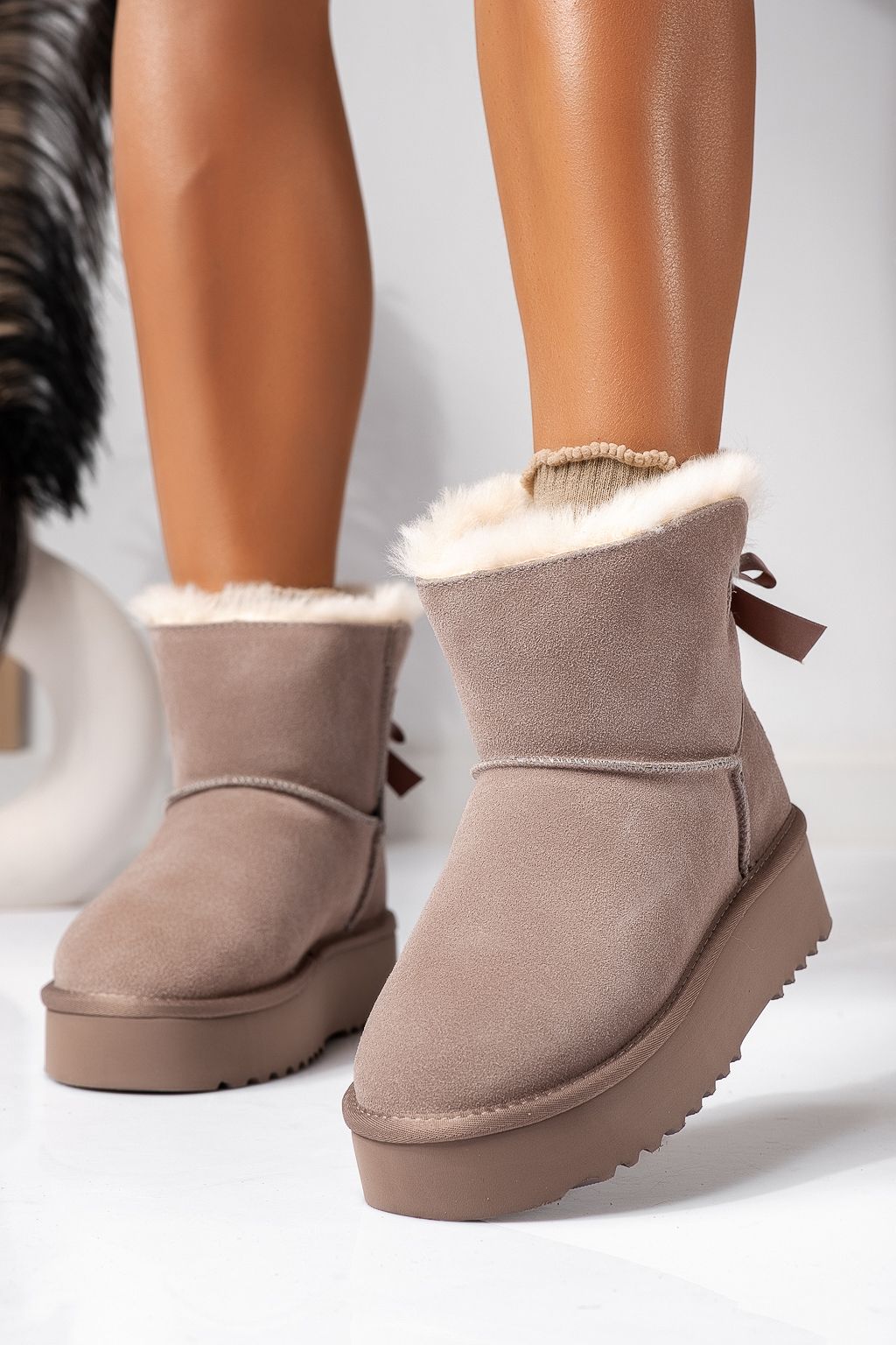 Къси дамски чизми одплатени с пух, тип UGG бежови от обърната естествена кожа Camila #22624