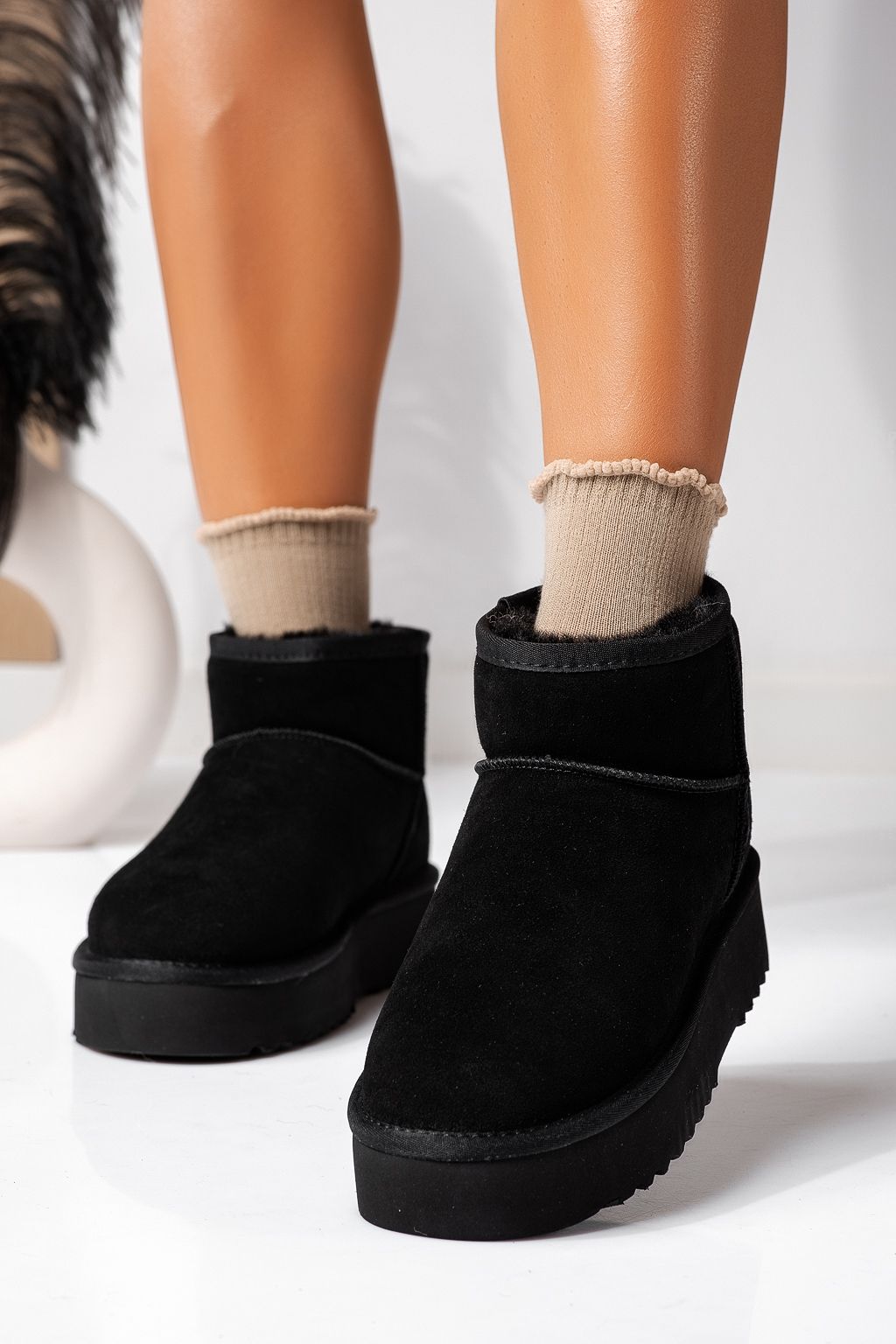 Къси дамски чизми одплатени с пух, тип UGG черни от обърната естествена кожа Brittany	 #22619