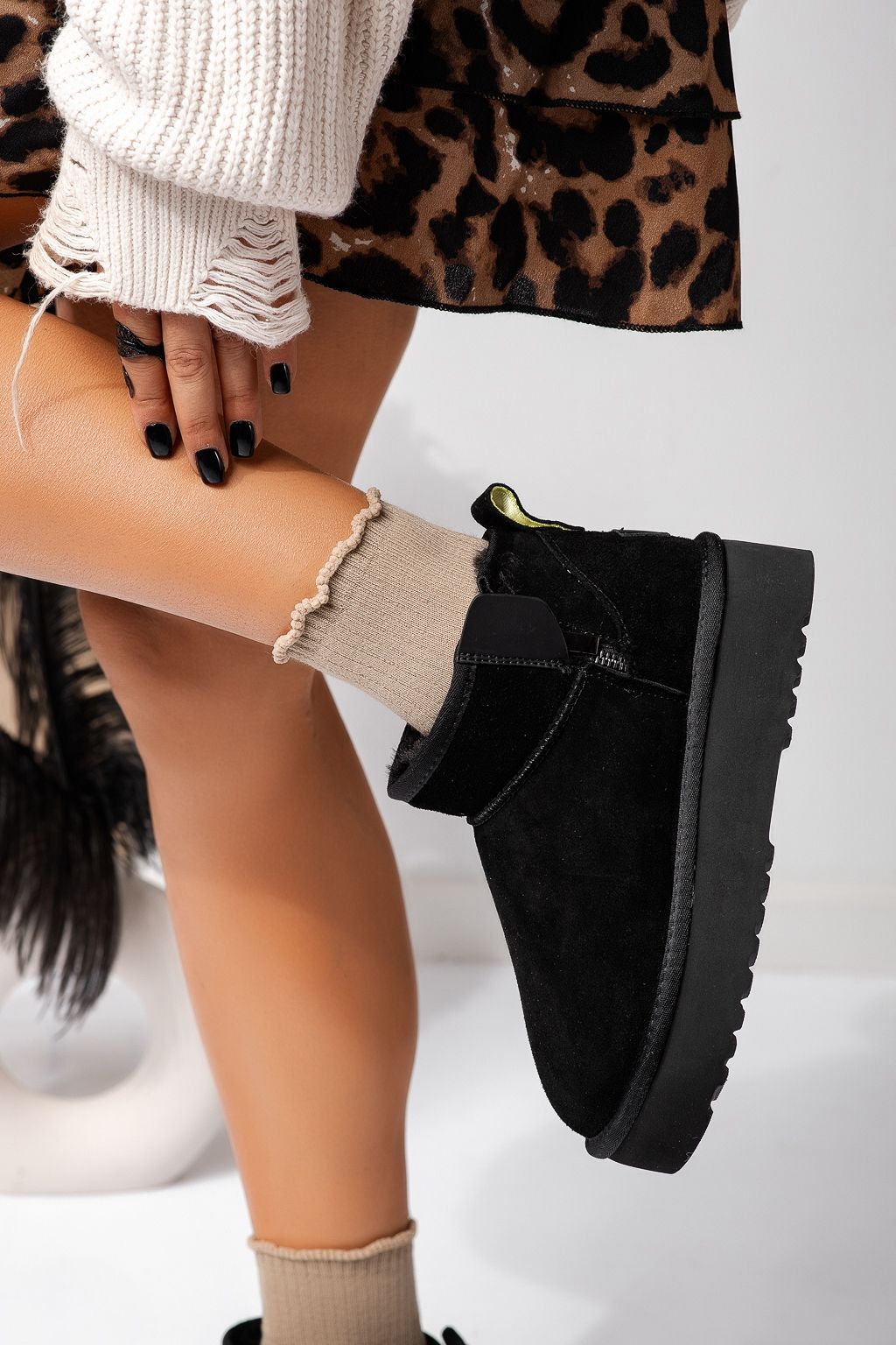 Къси дамски чизми одплатени с пух, тип UGG черни от обърната естествена кожа Carolina #22633