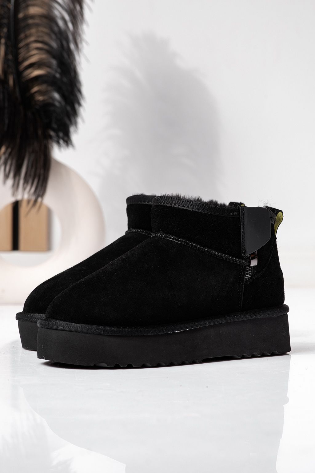 Къси дамски чизми одплатени с пух, тип UGG черни от обърната естествена кожа Carolina #22633