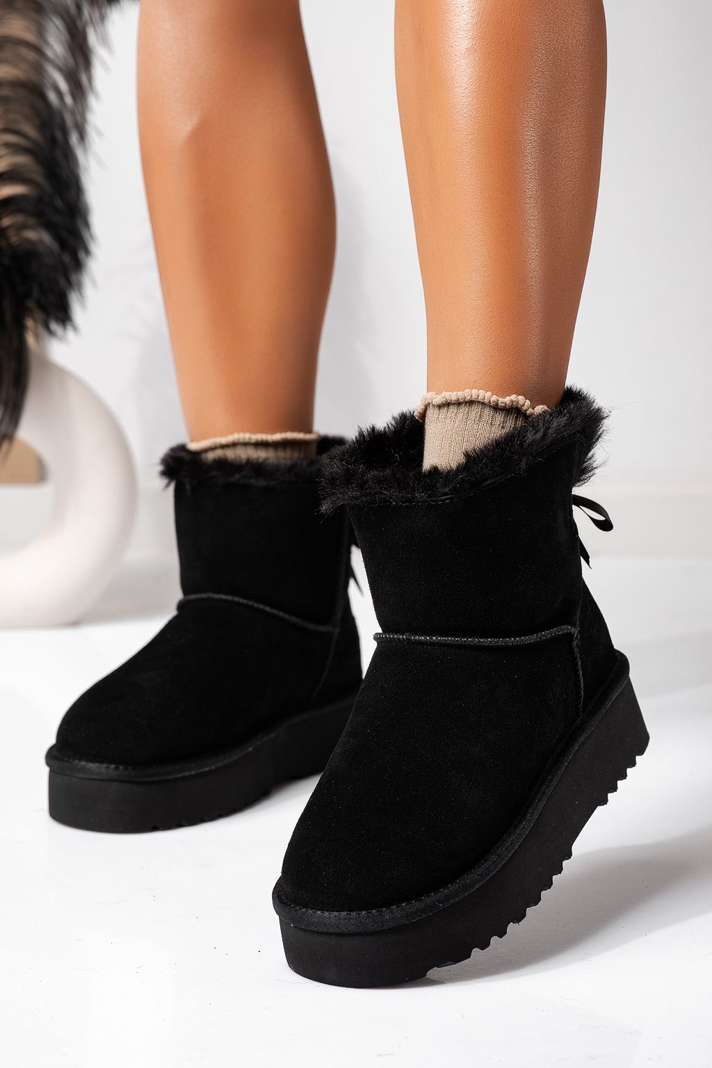 Къси дамски чизми одплатени с пух, тип UGG черни от обърната естествена кожа Camila #22626