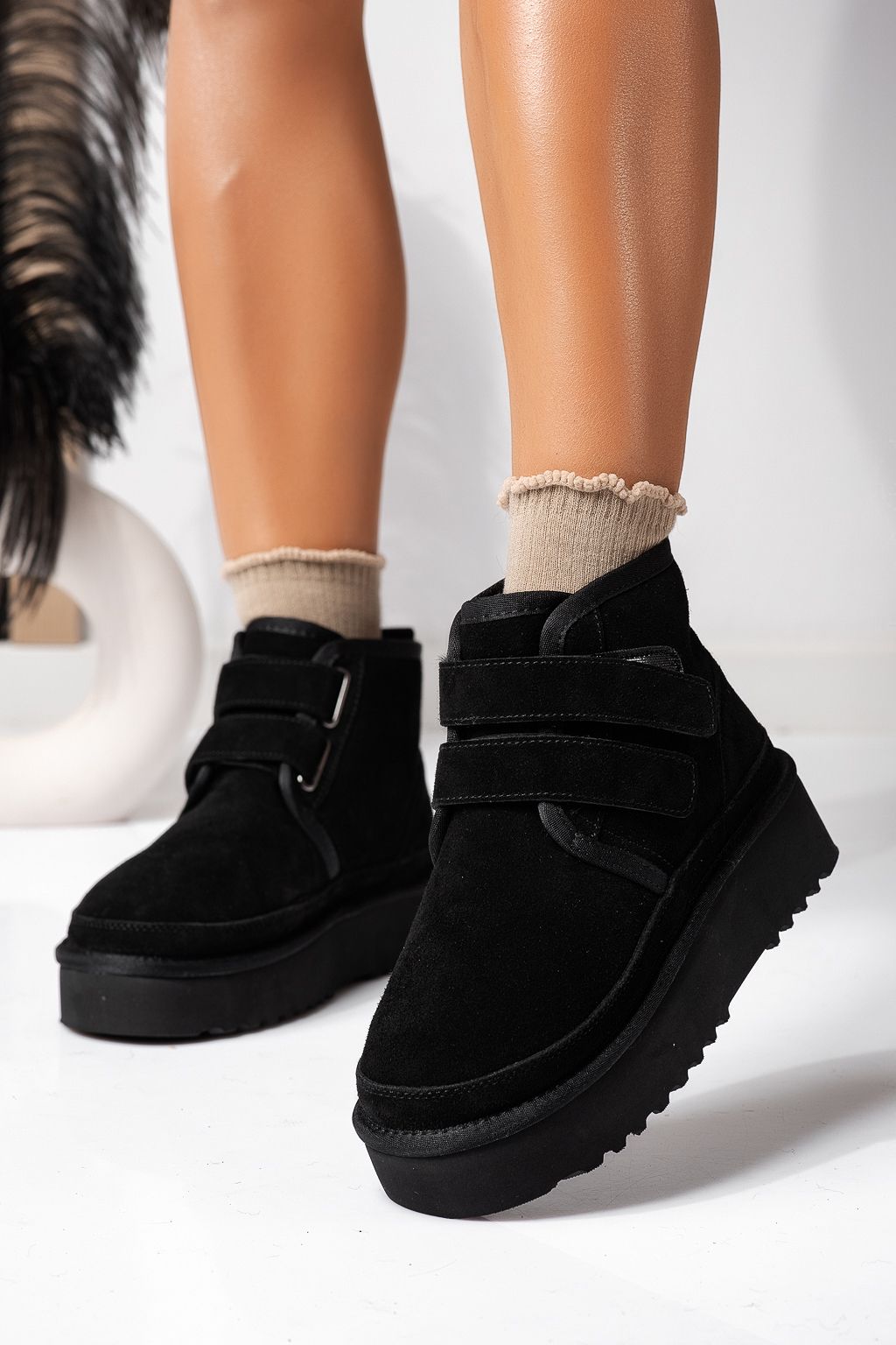 Къси дамски чизми одплатени с пух, тип UGG черни от обърната естествена кожа Carla #22628