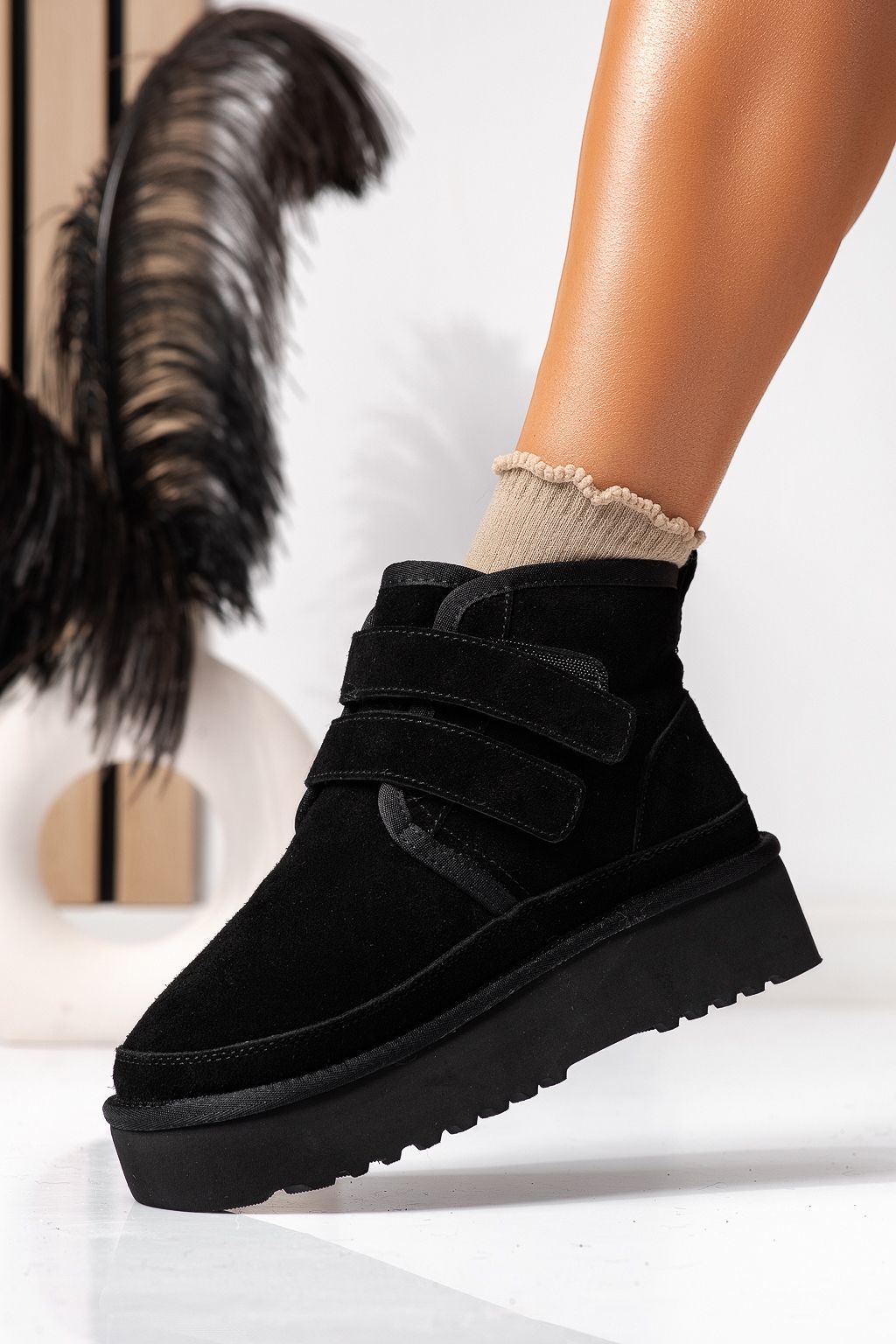 Къси дамски чизми одплатени с пух, тип UGG черни от обърната естествена кожа Carla #22628
