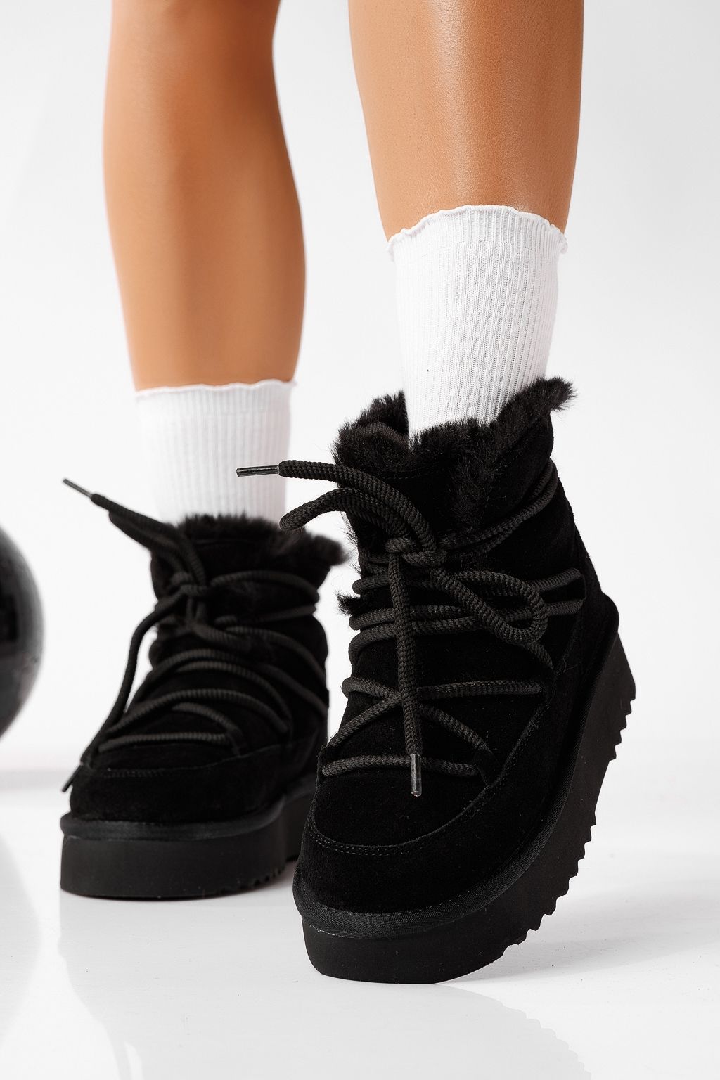 Къси дамски чизми подплатени с пух тип UGG черни от обърната естествена кожа Evelina #22695