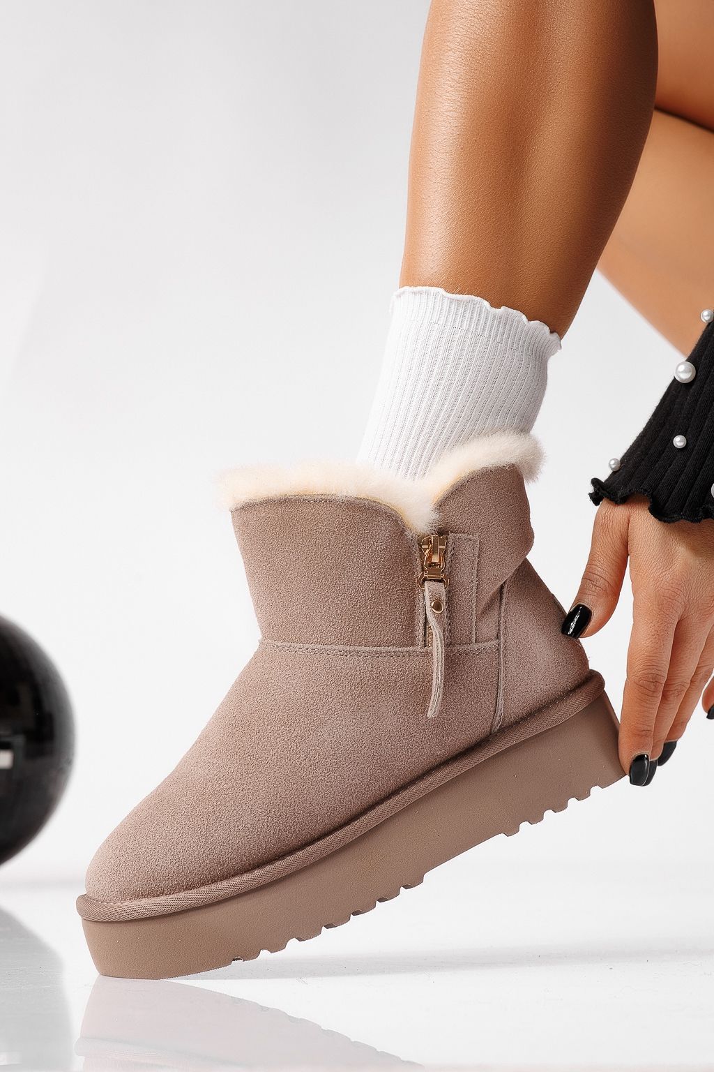 Къси дамски чизми подплатени с пух тип UGG бежови от обърната естествена кожа Delia #22694