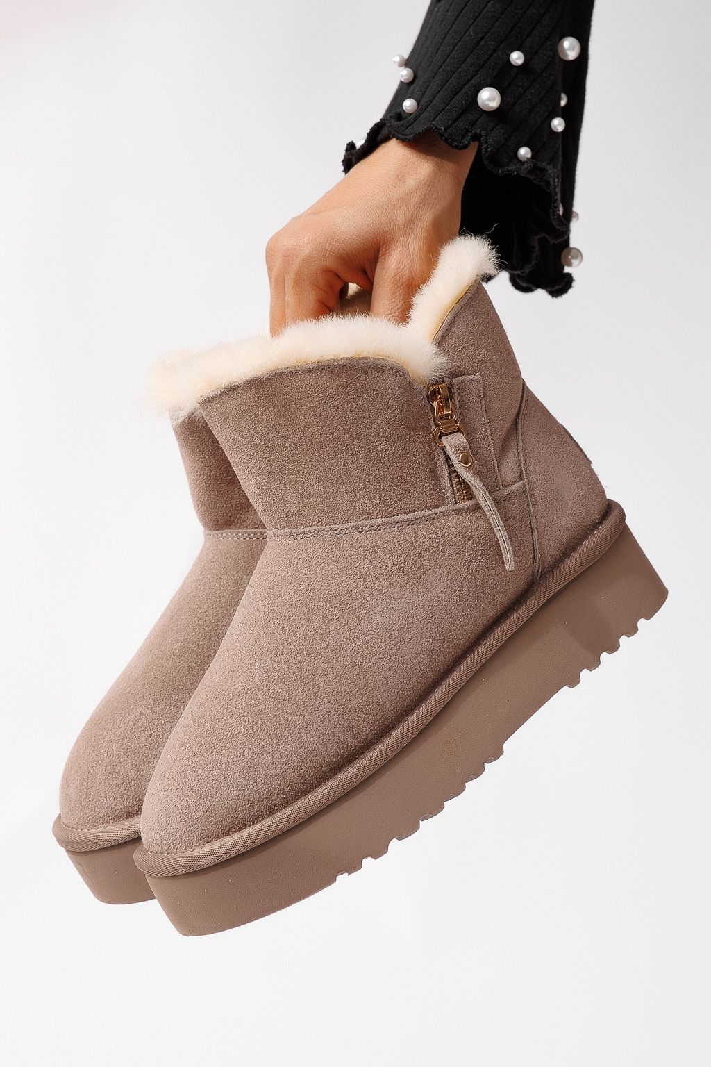 Къси дамски чизми подплатени с пух тип UGG бежови от обърната естествена кожа Delia #22694