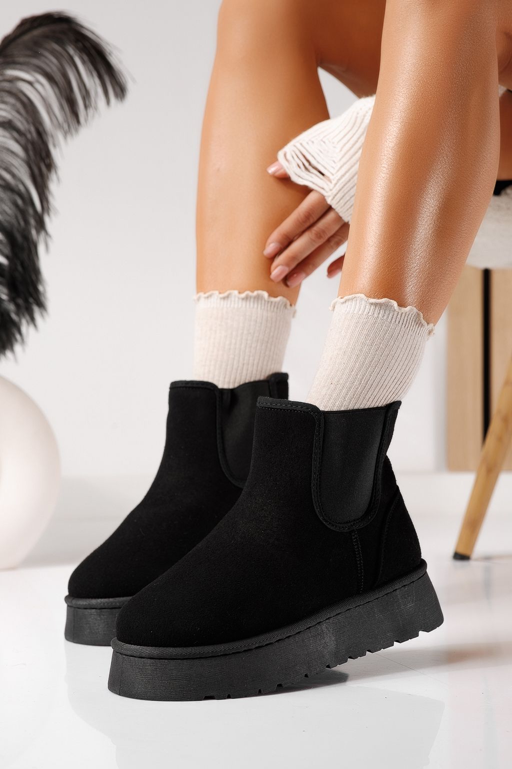 Дамски къси чизми подплатени с пух тип UGG черни от обърната еко кожа Fabiana #22913