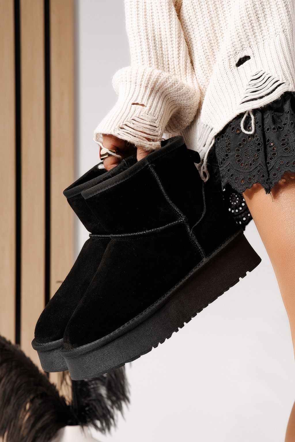 Дамски къси чизми подплатени с пух тип UGG черни от обърната естествена кожа Luiza #22879