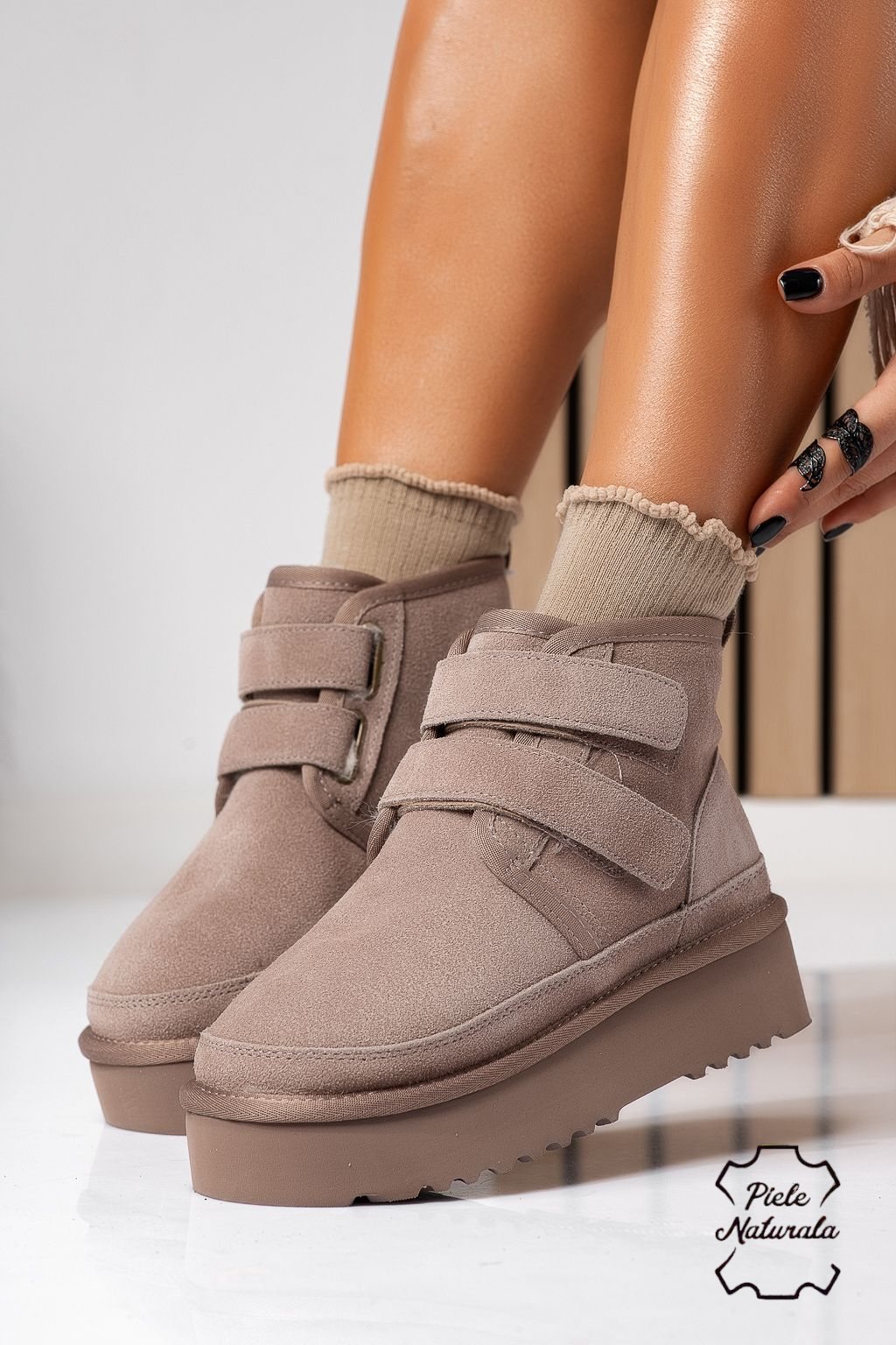 Къси дамски чизми одплатени с пух, тип UGG бежови от обърната естествена кожа Carla #22630