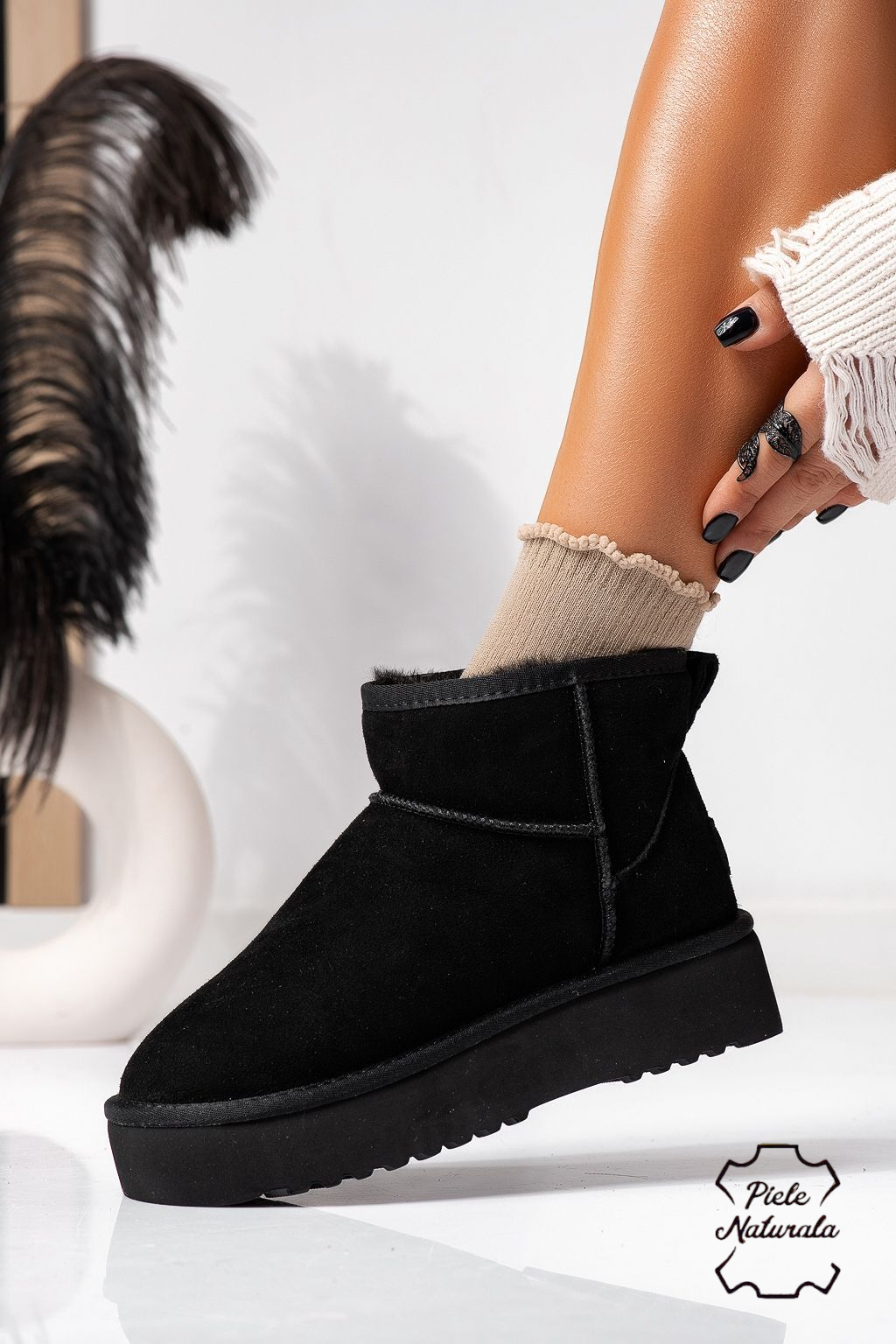 Къси дамски чизми одплатени с пух, тип UGG черни от обърната естествена кожа Brittany	 #22619