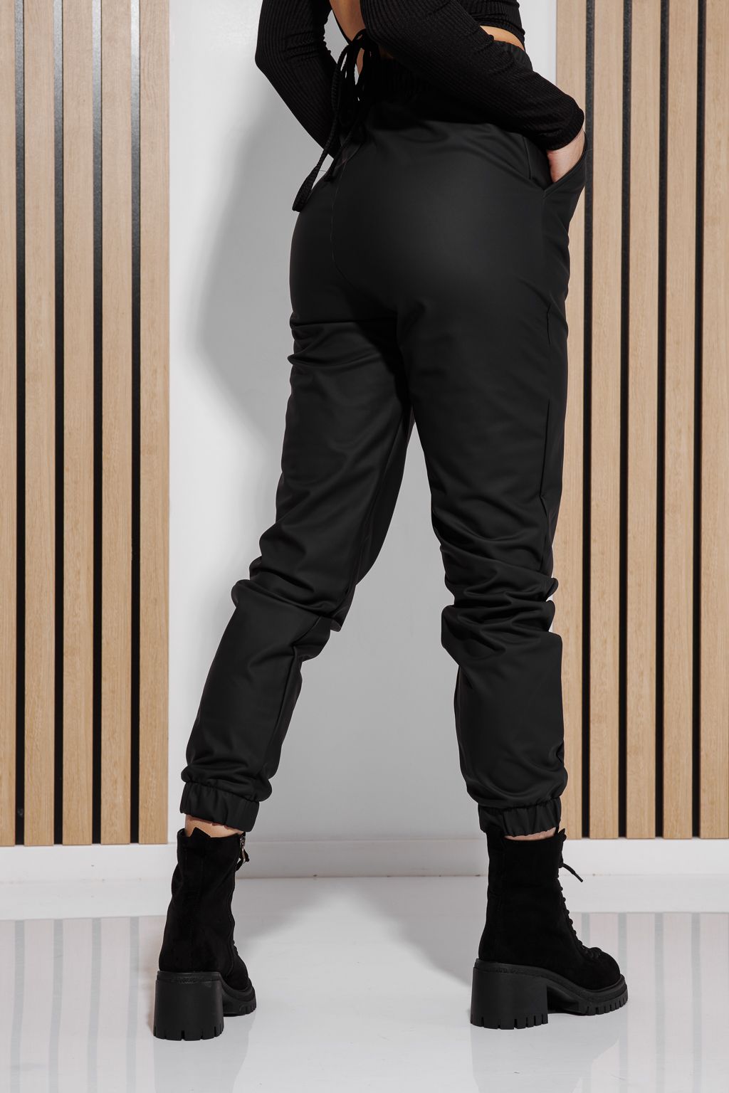 Дамски ватиран спортен панталон от еко кожа Kalipso черен #A1329