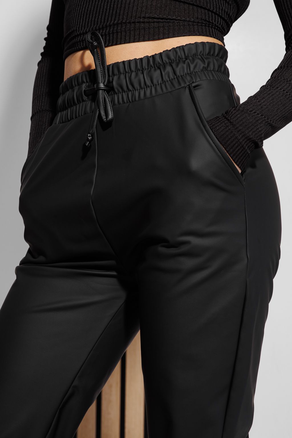 Дамски ватиран спортен панталон от еко кожа Kalipso черен #A1329