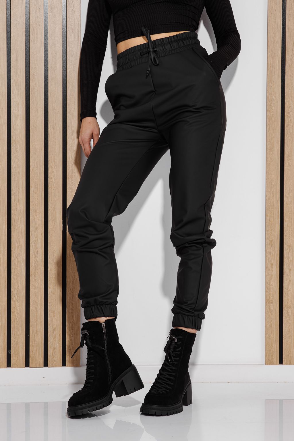 Дамски ватиран спортен панталон от еко кожа Kalipso черен #A1329