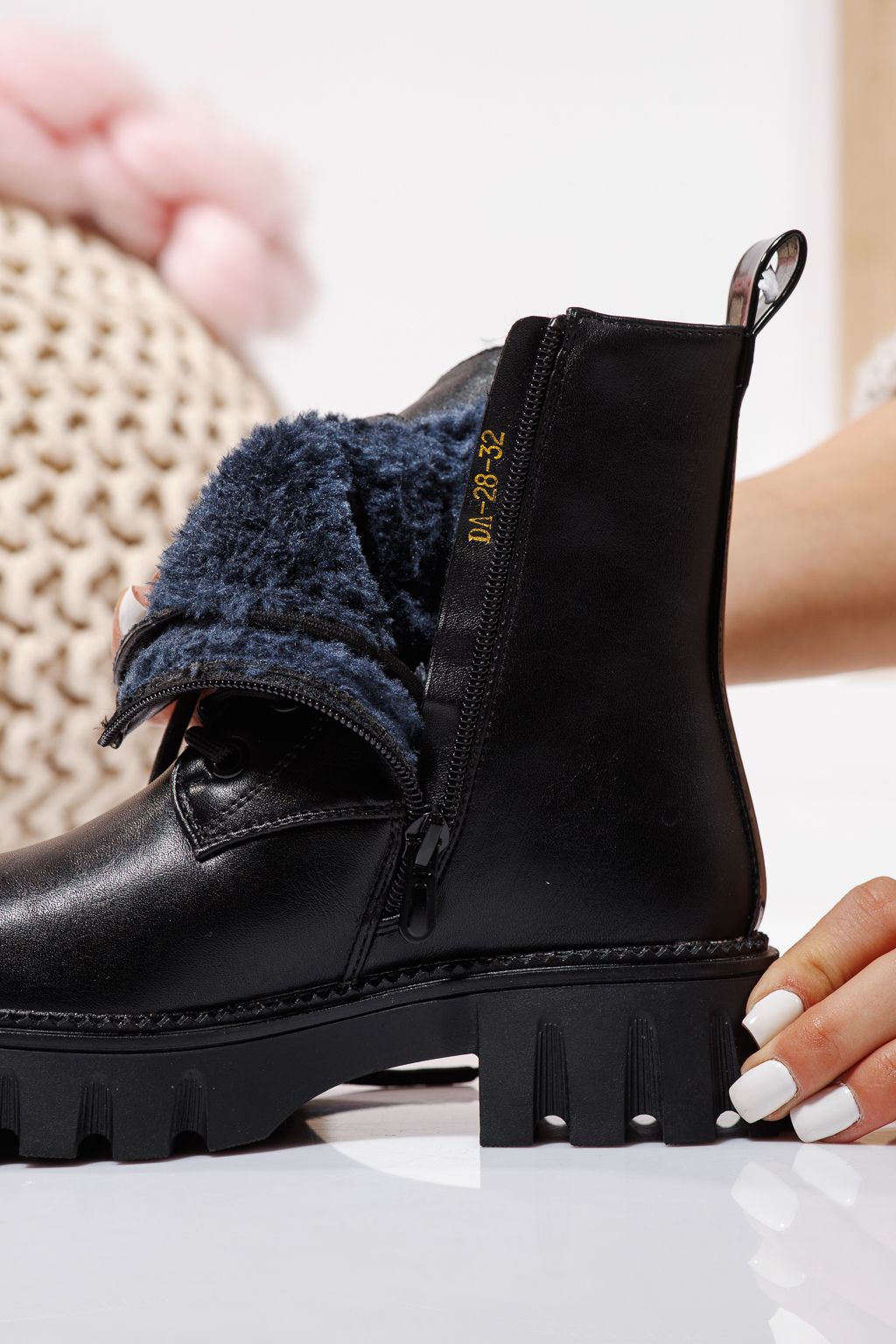 Боти за момичета подплатени с пух черни от еко кожа Aris #23115