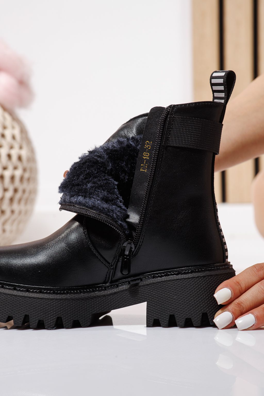 Боти за момичета подплатени с пух черни от еко кожа Talia #23108