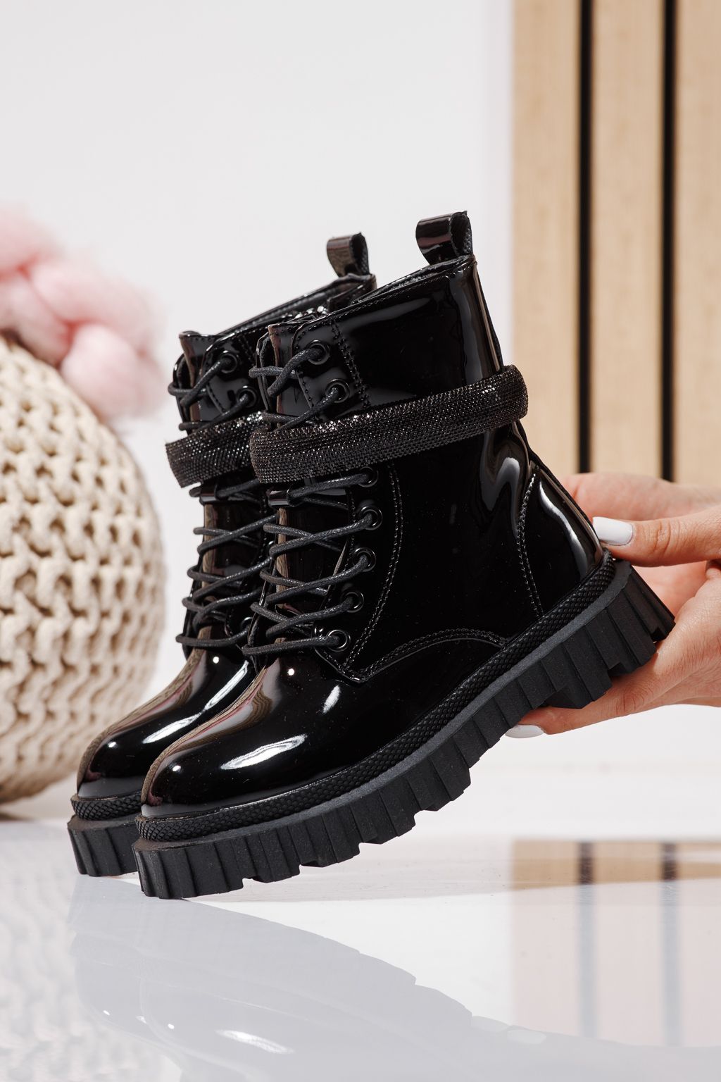 Боти за момичета подплатени с пух черни от лачена еко кожа Dora #23122