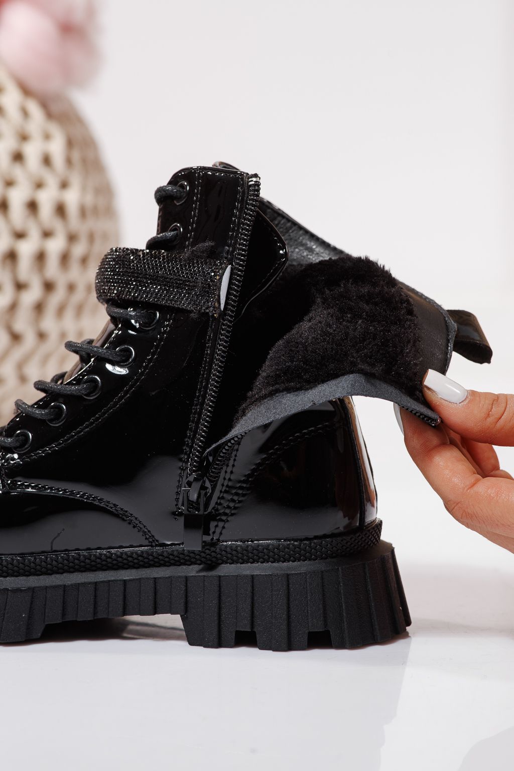 Боти за момичета подплатени с пух черни от лачена еко кожа Dora #23122