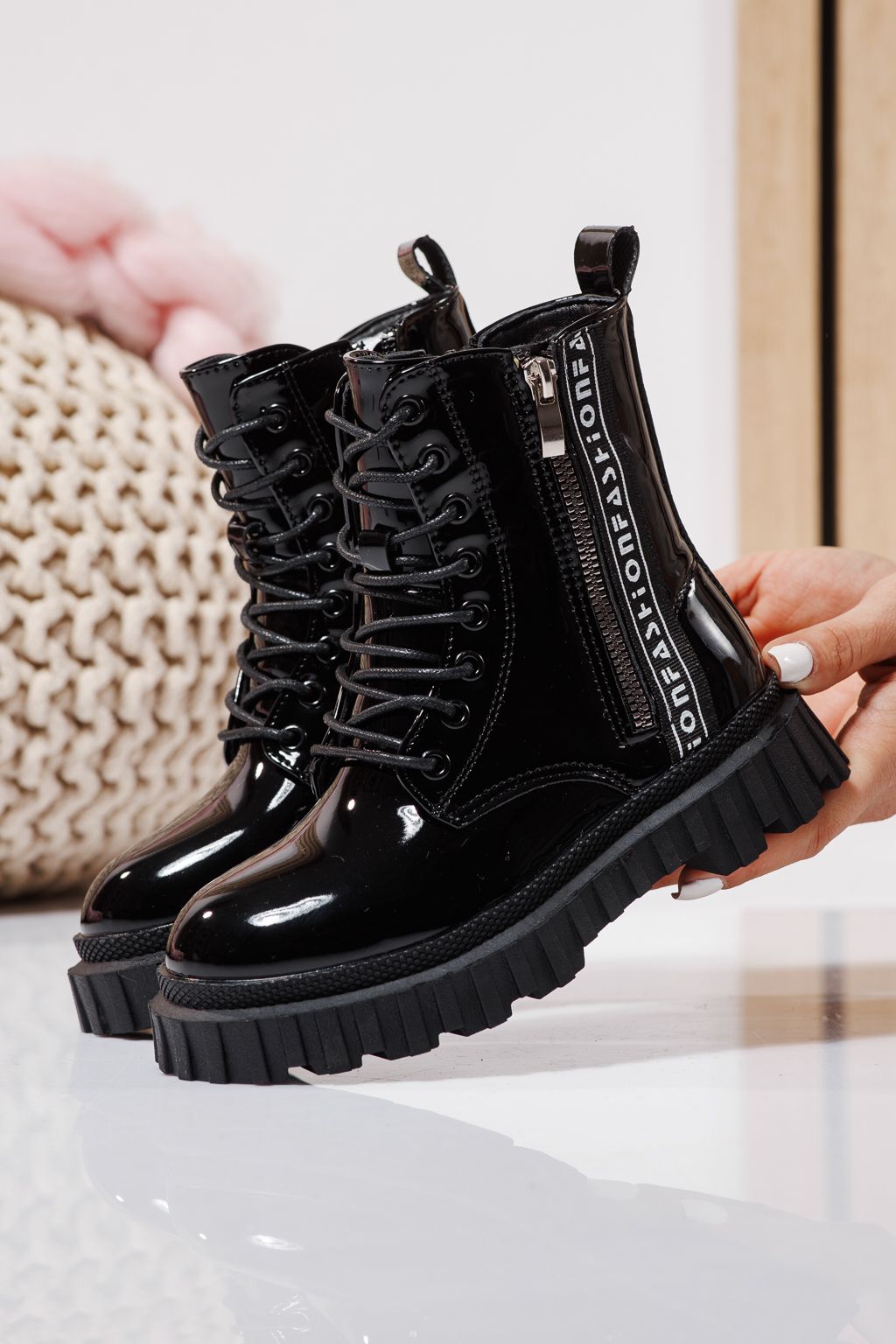 Боти за момичета подплатени с пух черни от лачена еко кожа Elia #23126