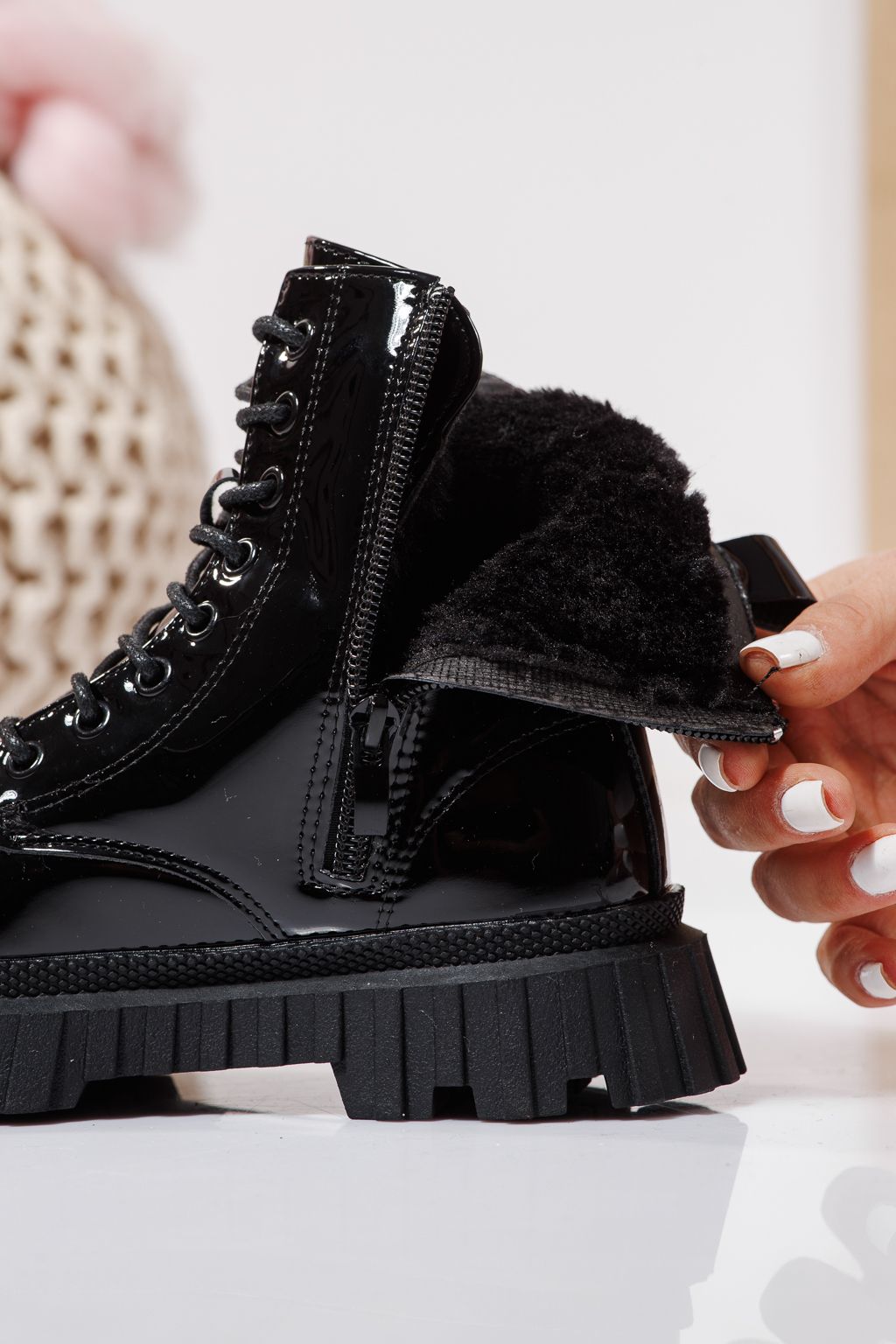 Боти за момичета подплатени с пух черни от лачена еко кожа Elia #23126