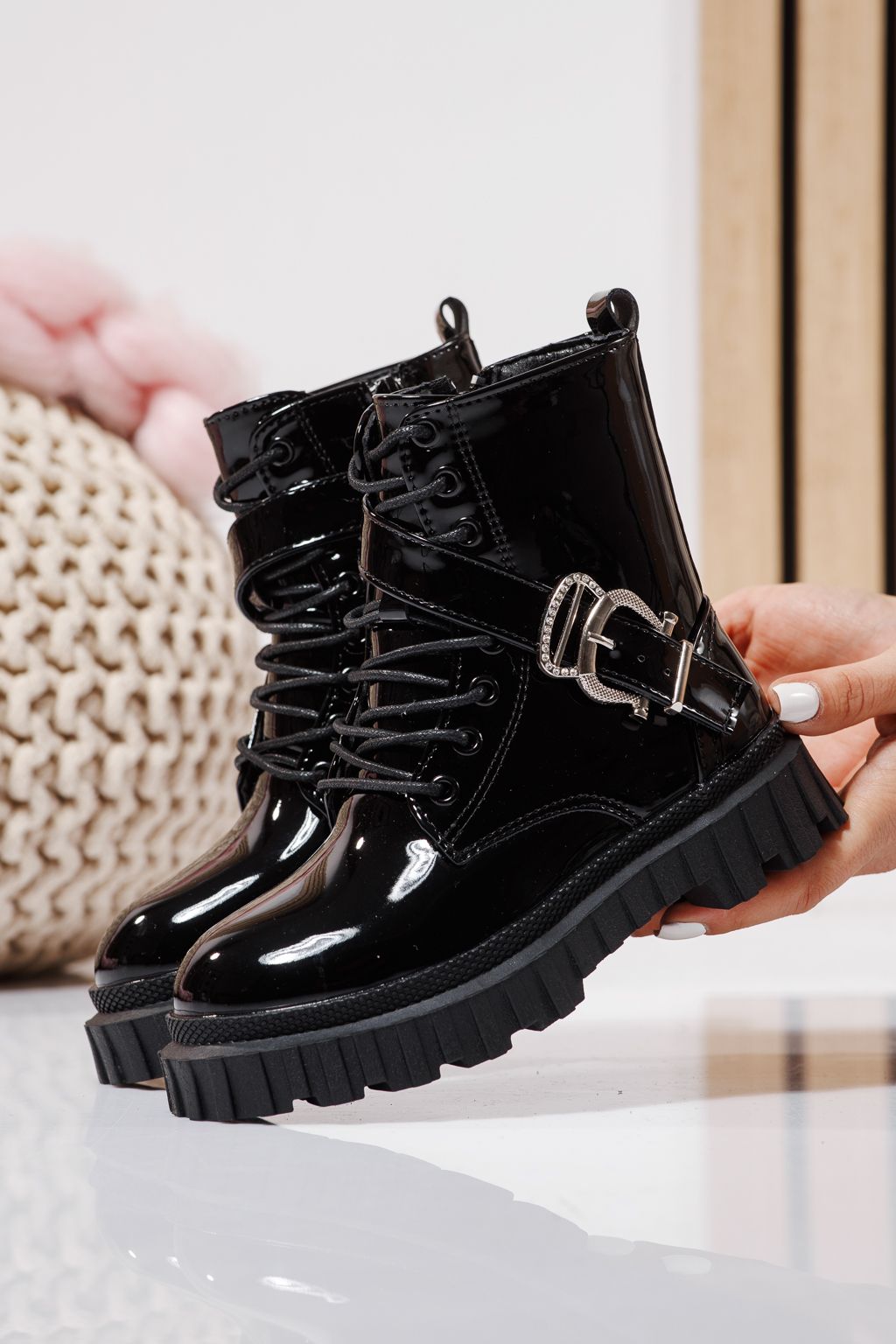 Боти за момичета подплатени с пух черни от лачена еко кожа Edith #23125