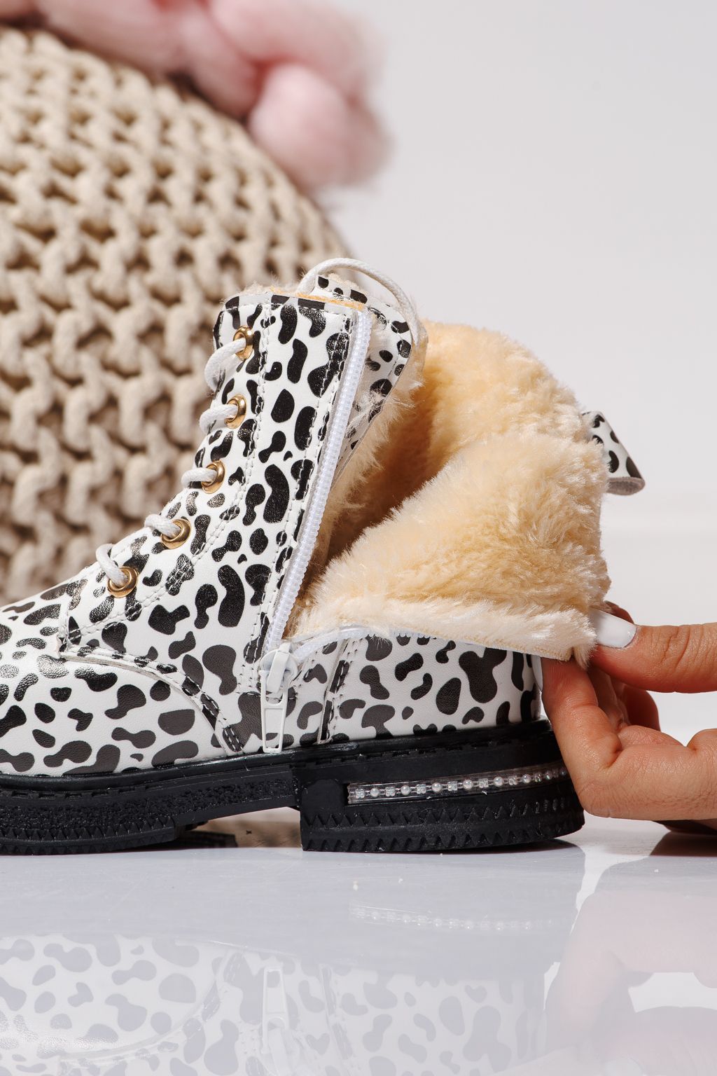 Боти за момичета подплатени с пух черни от еко кожа Iris #23135