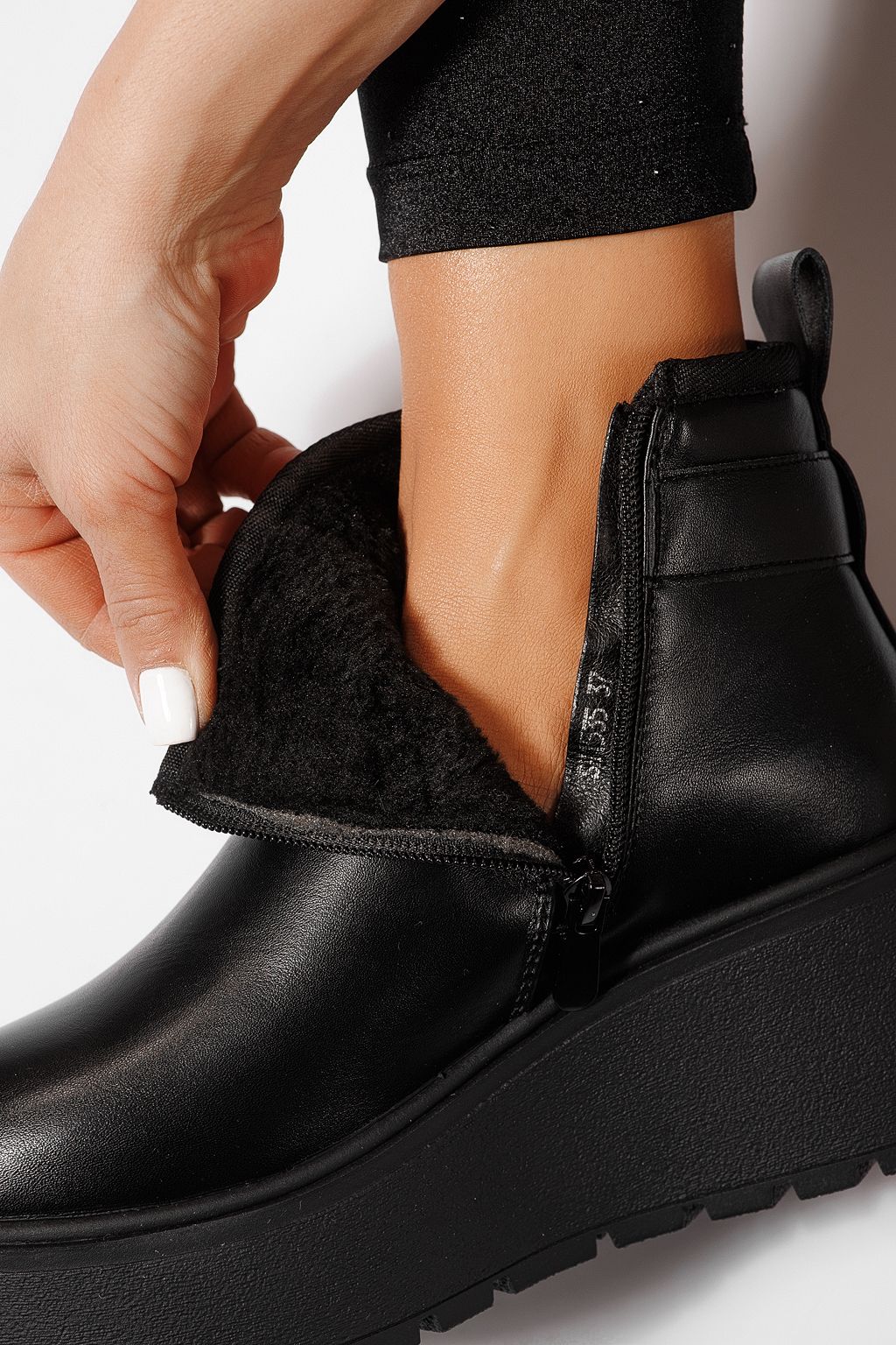 Дамски боти подплатени с пух черни от еко кожа June #23084