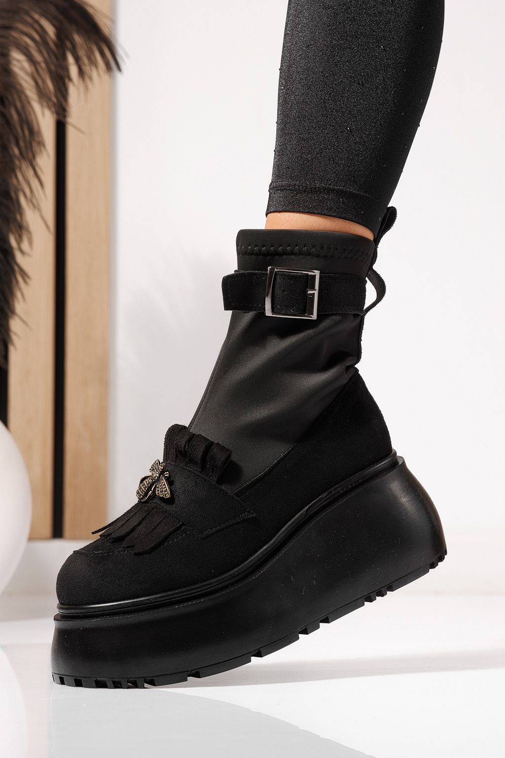 Дамски боти подплатени черни от обърната еко кожа Venus #23160