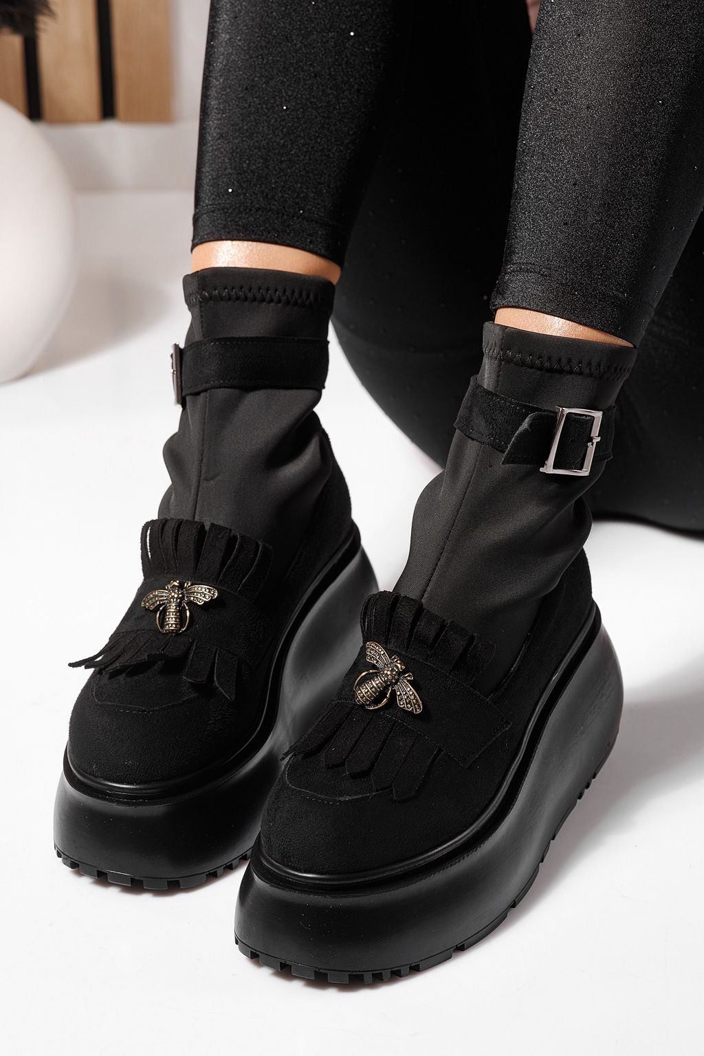 Дамски боти подплатени черни от обърната еко кожа Venus #23160