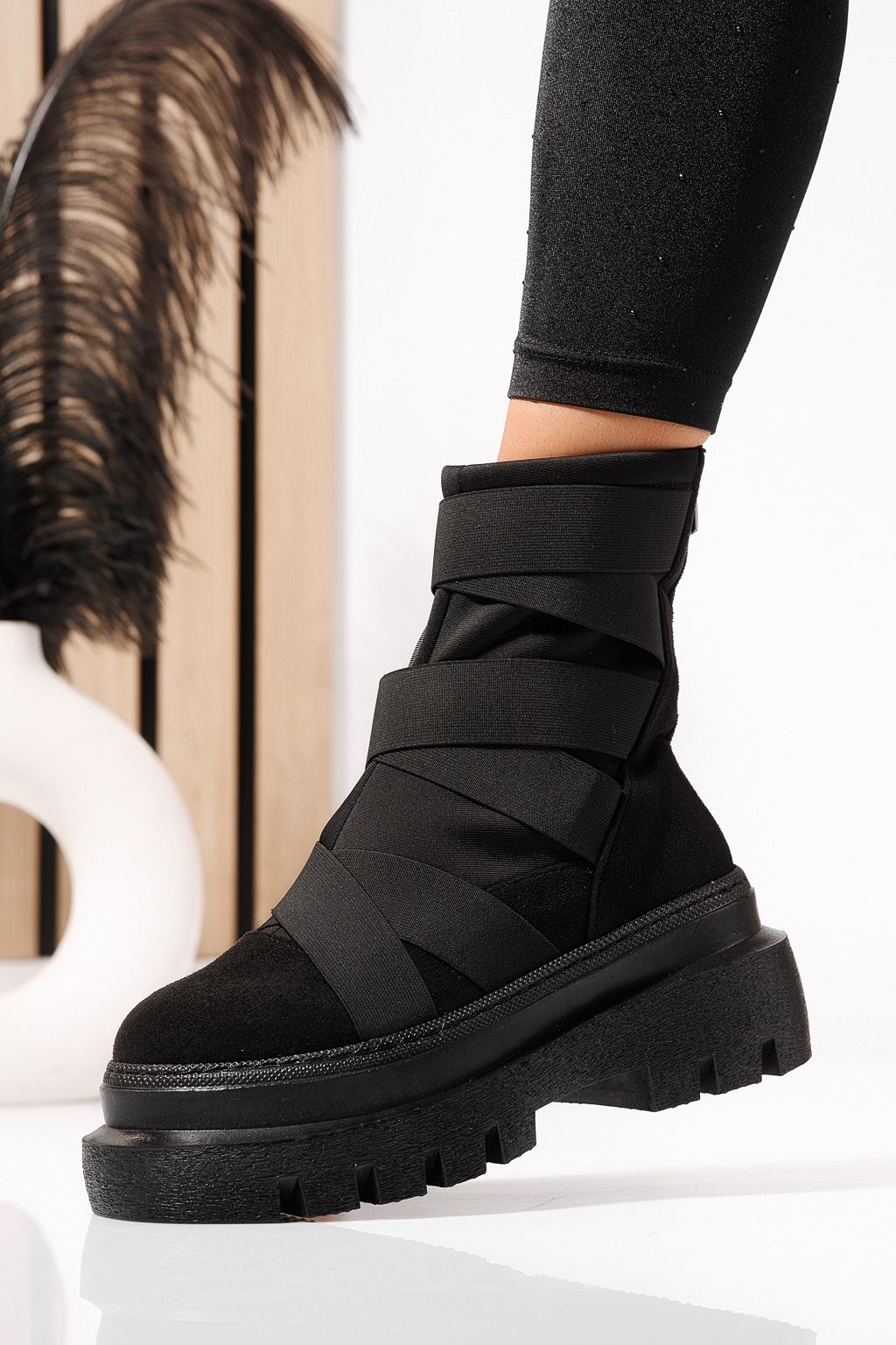 Дамски черни подплатени ботуши от еко кожа и велур Julia #23177