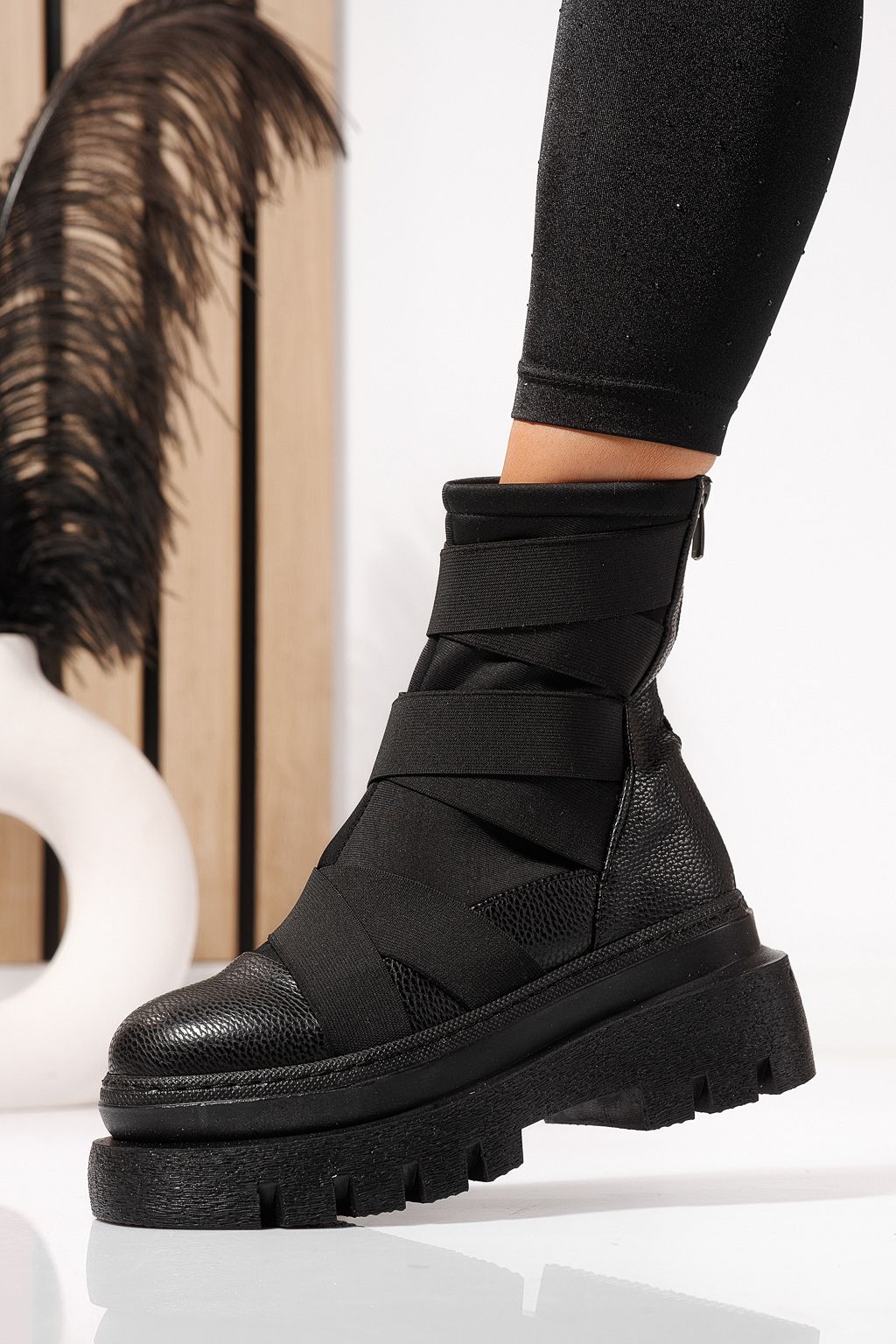 Дамски черни подплатени ботуши от екокожа Julia #23176