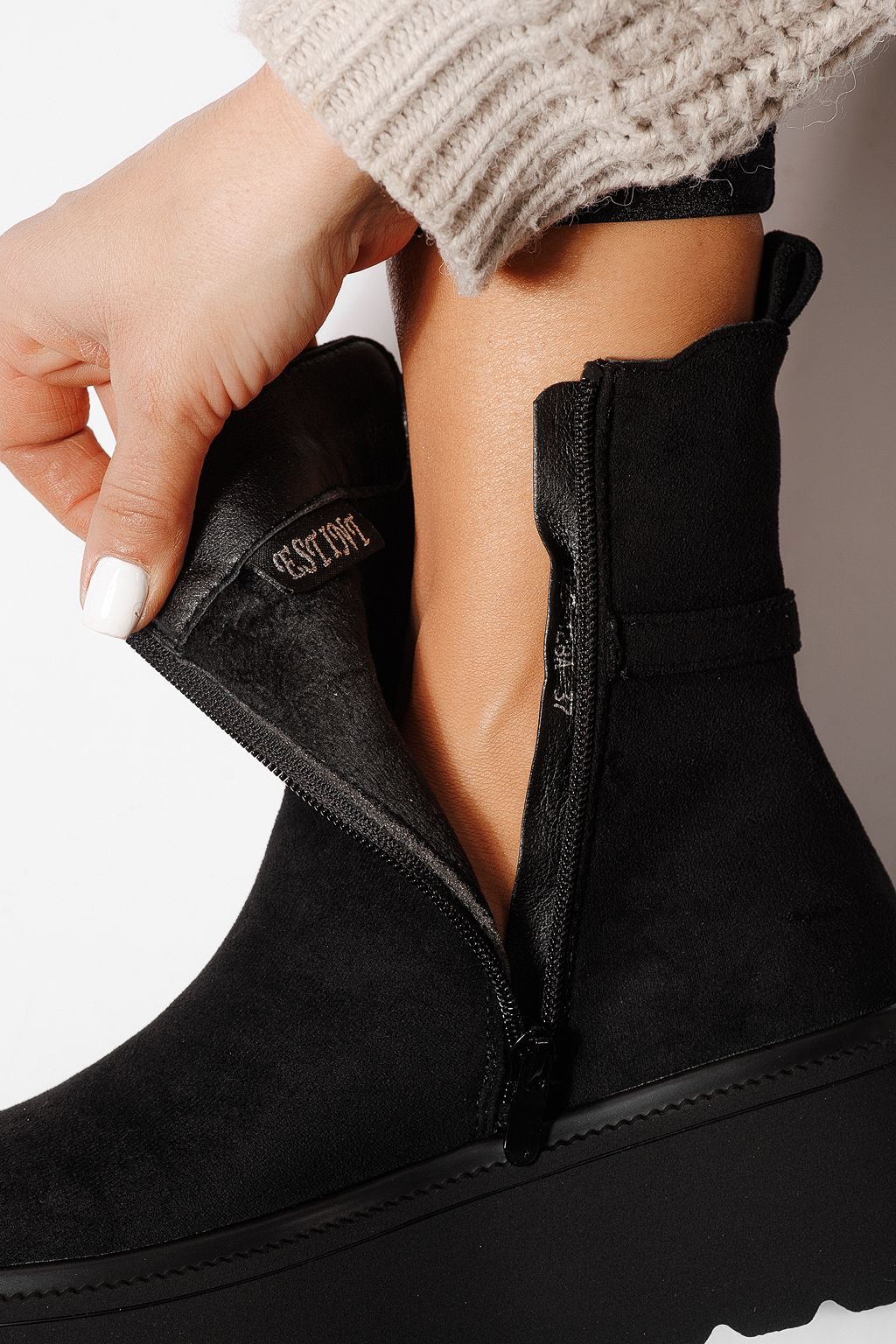 Дамски боти подплатени с пух черни от обърната еко кожа Dalia #23075