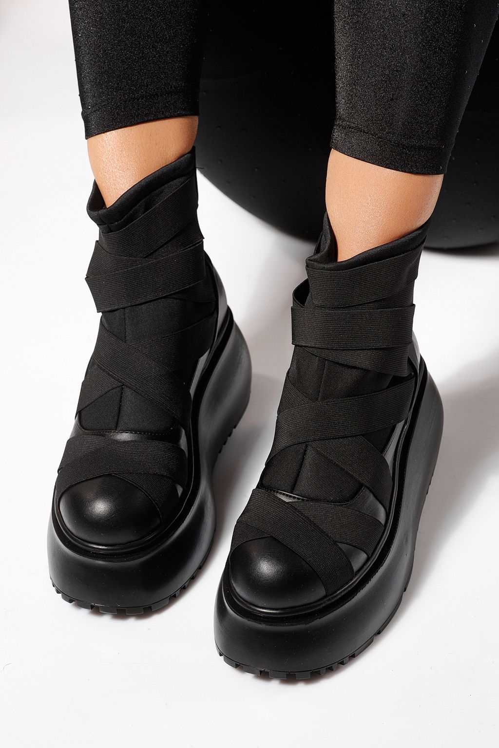 Дамски боти подплатени черни от еко кожа Ines #23167