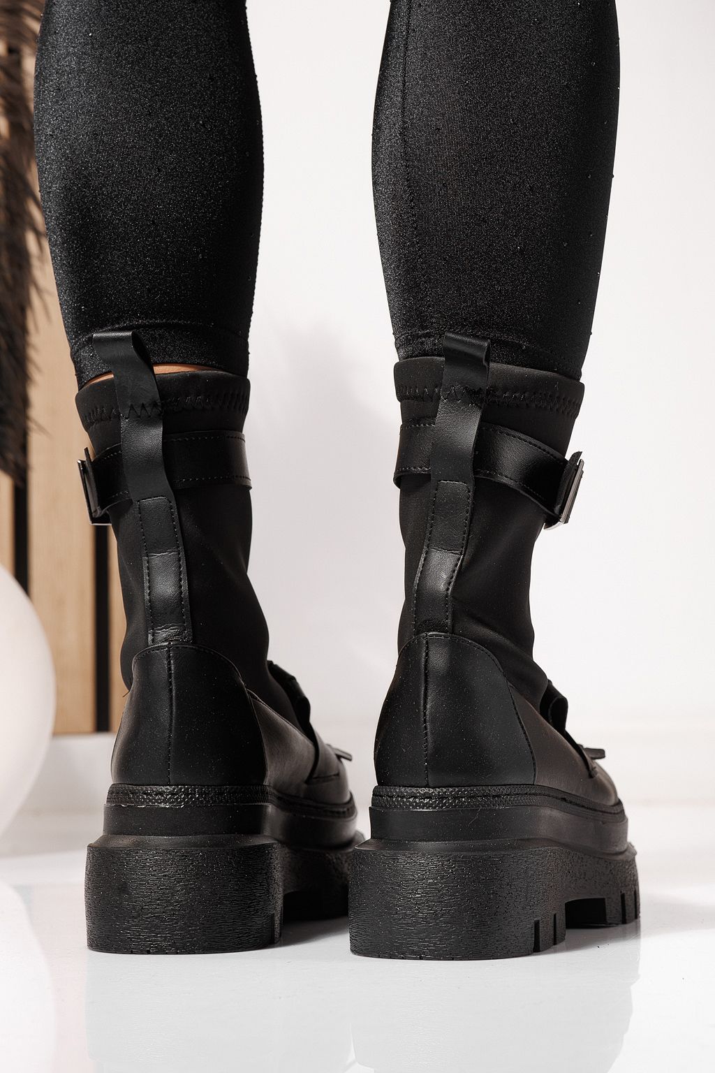 Дамски боти подплатени черни от еко кожа Floris #23169