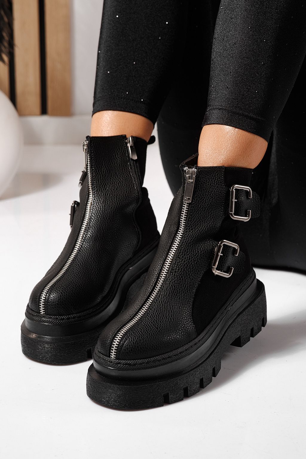 Дамски черни подплатени ботуши от екокожа Eniko #23171