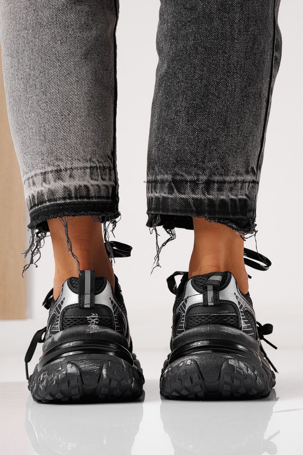 Дамски маратонки черни от текстилен материал Laura #24145