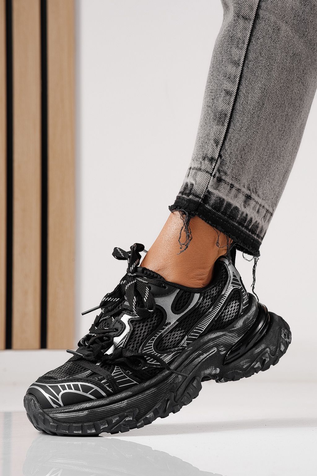 Дамски маратонки черни от текстилен материал Laura #24145