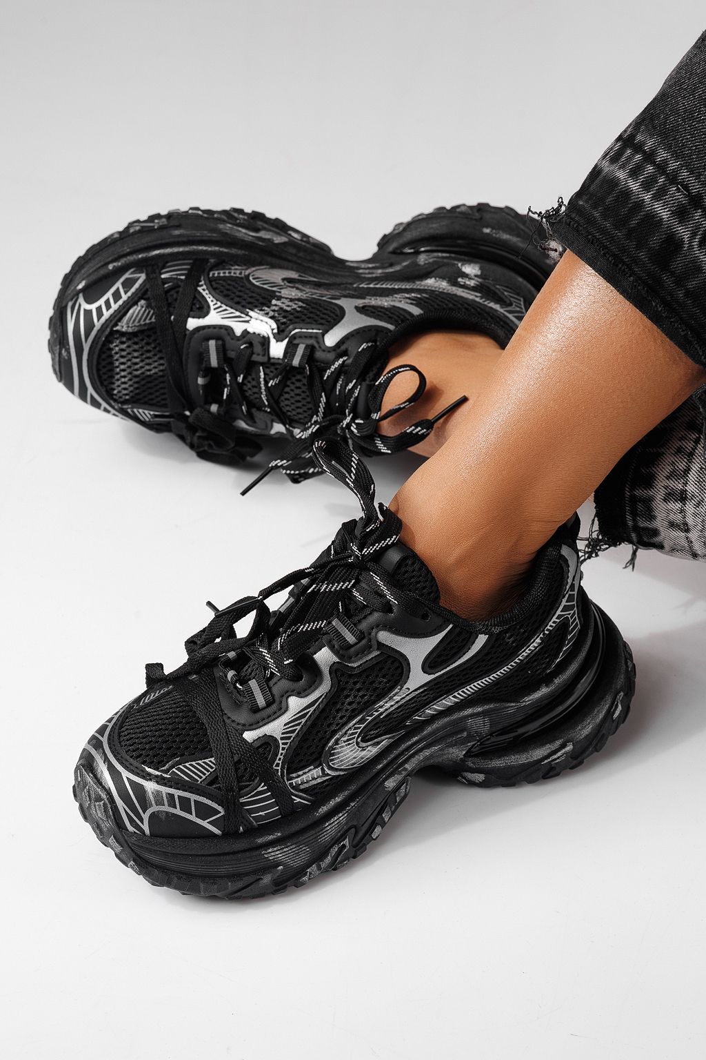 Дамски маратонки черни от текстилен материал Laura #24145