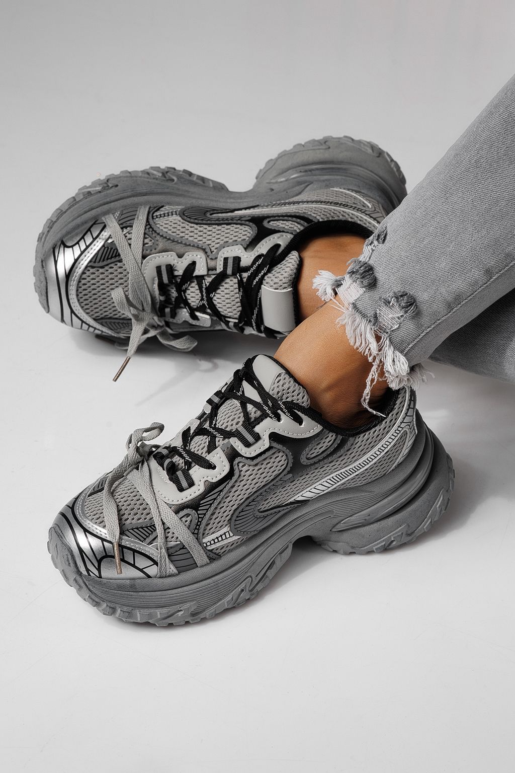 Дамски маратонки сиви от текстилен материал Laura #24144