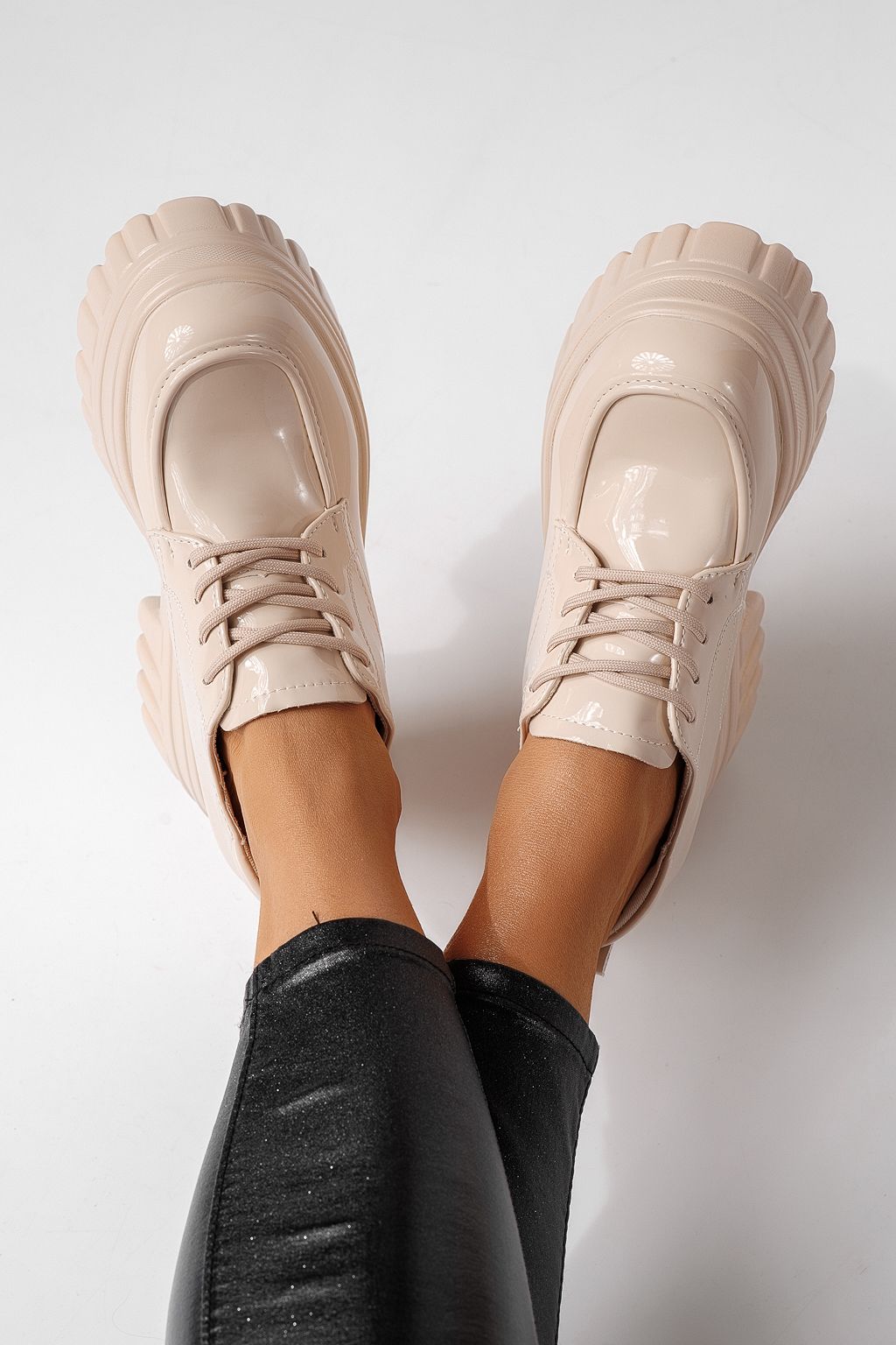 Всекидневни дамски обувки бежови от лачена еко кожа Larisa #24067