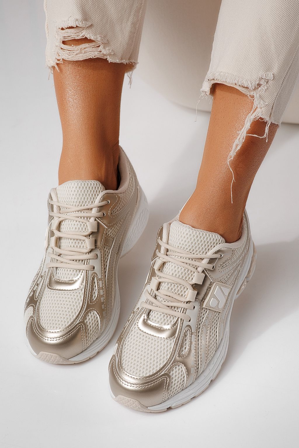 Дамски маратонки бежови от текстилен материал Lilien #24147