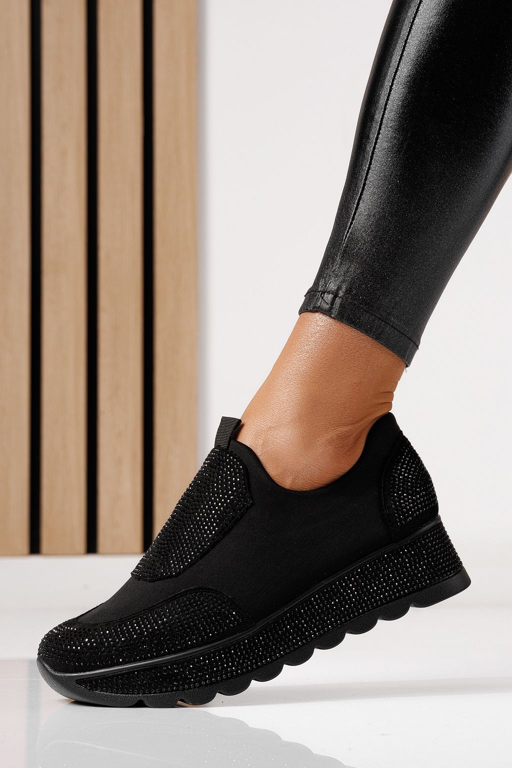 Дамски черни текстилни маратонки Iris #24209