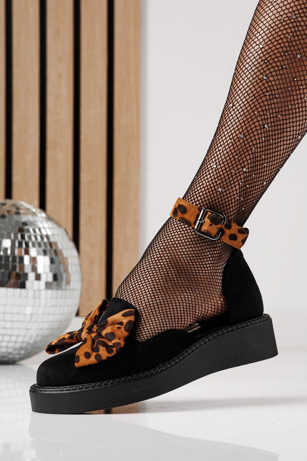 Дамски черни ежедневни обувки, изработени от еко кожа и велур Willy #24213