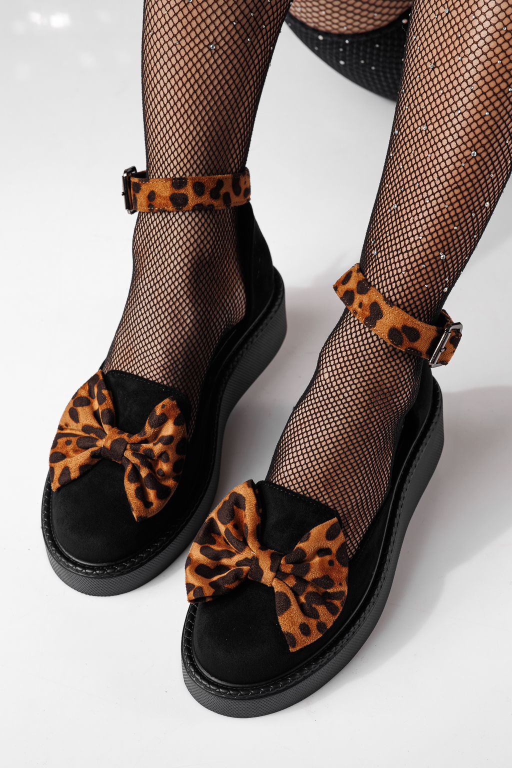 Дамски черни ежедневни обувки, изработени от еко кожа и велур Willy #24213